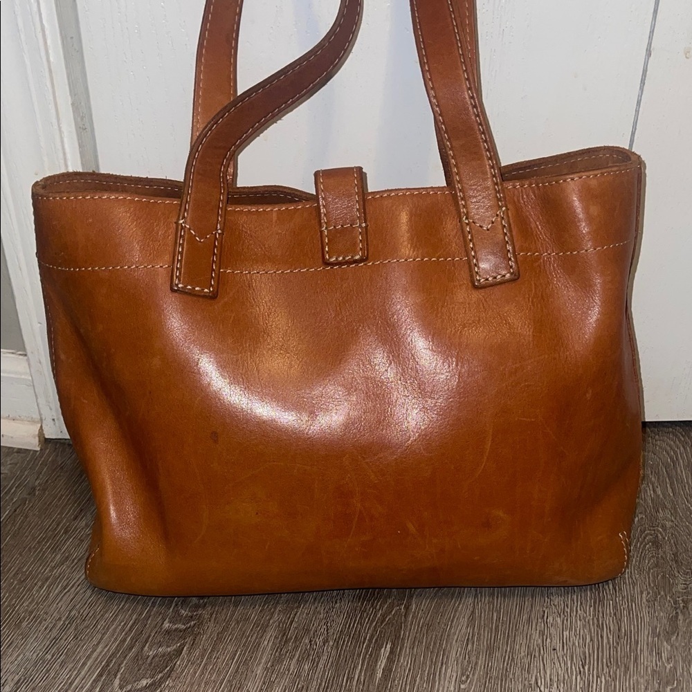 Fossil Tan Leather Tote with brass key Accent shoulder handbag medium size - Picture 4 of 12
